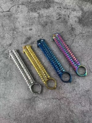 Balisong Karambit Eagle Claw Variation Schleudermesser Farbe Titanium Edition – Bild 2